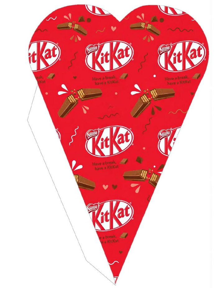 Plantilla de cono corazón rojo con barritas de chocolate y obleas